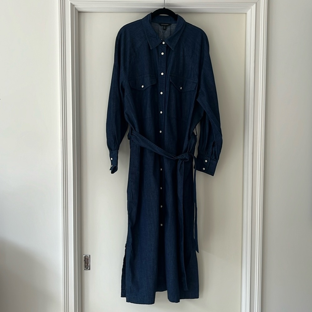 Banana Republic Denim dress. Snap closure. Self tie belt. 100% Cotton. Size XL.
